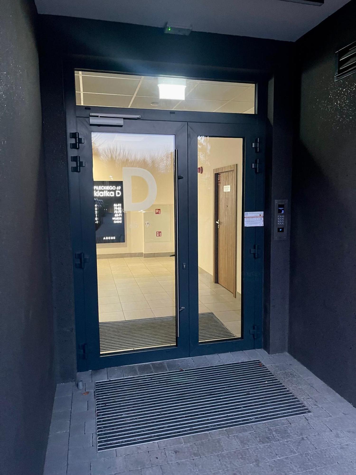 ワルシャワTime&House Pileckiego Przy Centrum Onkologi I Klinice Novum Apartament Na Wylacznosc Pokoj,Sypialnia,Lozko, Lazienka,Kuchniaアパートメント エクステリア 写真